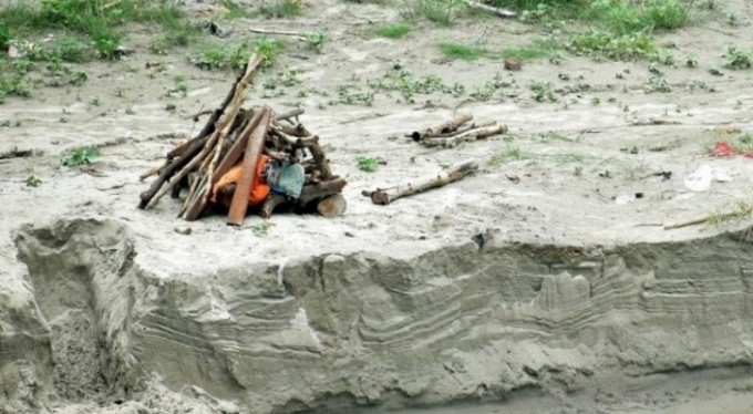 Hindistan'da şiddetli yağış gömülmüş yüzlerce cesedi ortaya çıkardı