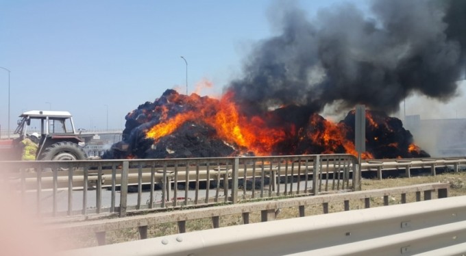 Saman yüklü traktör alev alev yandı