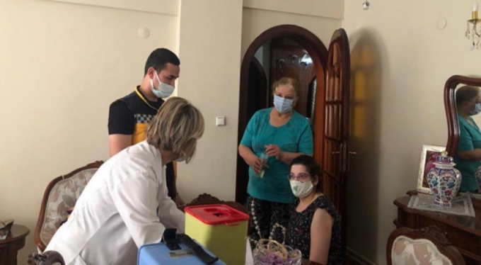 Engelli kişi ve bakıcıları evinde aşılanıyor
