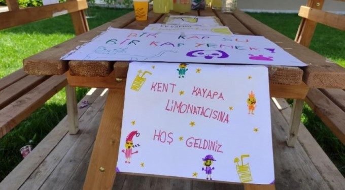 Sokak hayvanları için limonata yapıp satıyorlar
