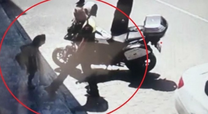 Polisin ayağına basan kız çocuğunun ilginç görüntüsü kamerada