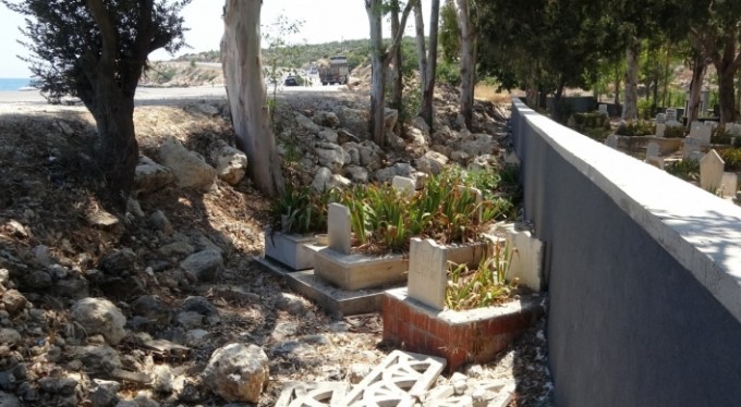 Mezarlığa duvar örüldü kabirler dışarda kaldı