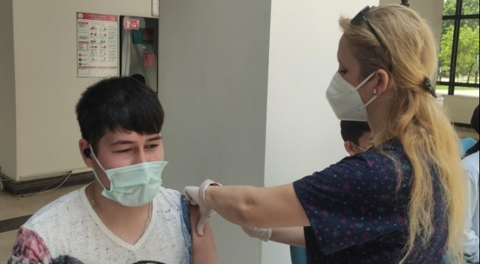 Bursa İl Sağlık Müdüründen gençlere aşı çağrısı