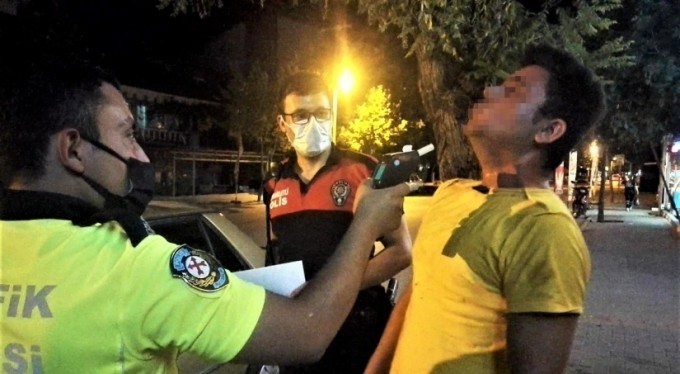 Polisin alkollü sürücüyle imtihanı: 'Ciğerlerim yetmiyor abi'