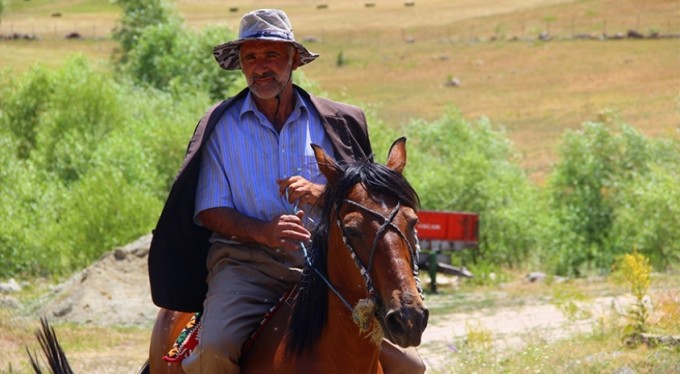 Köyünü satmak için her yolu deniyor, şimdi de Züğürt Ağa kılığına girdi