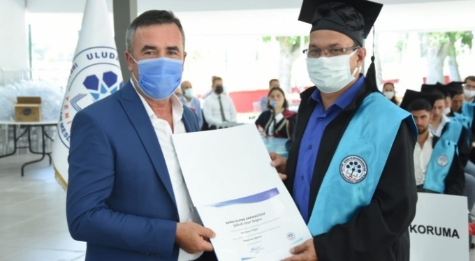 Bursalı emekli astsubay, üniversiteyi bölüm birincisi olarak bitirdi