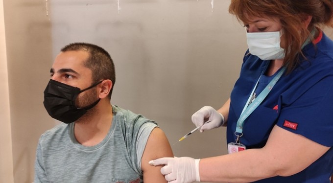 AVM'lerde alışveriş yapıp aşılarını oluyorlar