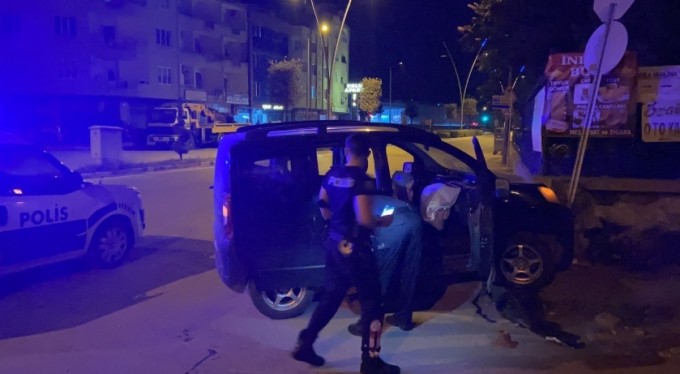 Bursa'da polisin 'DUR' ihtarına uymayan sürücü mezarlık duvarına çarptı!