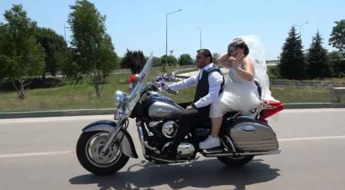 Düğün konvoyunu gören hayran kaldı