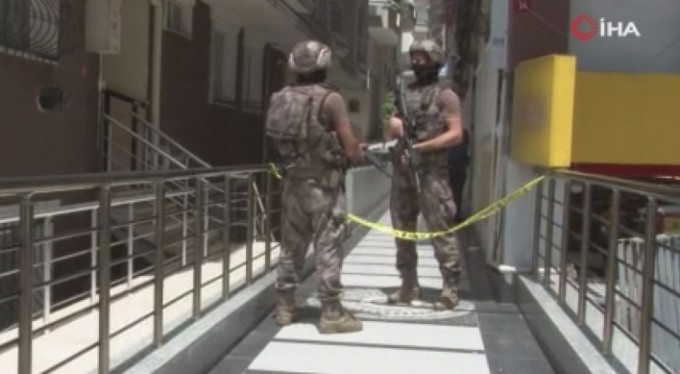 Esenyurt'ta bir kadın, bekçi sevgilisini rehin aldı