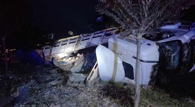 Bursa'da cam şişe yüklü tır devrildi, kara yolu cam şişeyle kaplandı