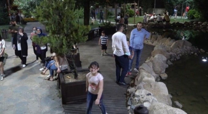 Kısıtlamasız gecede vatandaşlar sokağa döküldü, esnaf bayram etti