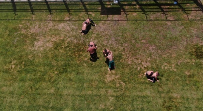 Çayırlarda yer bulamayan güreşçiler yeşil sahalara indi