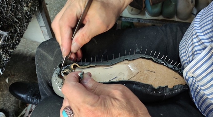 Yılan derisinden yapılan ayakkabılar 4 bin liraya alıcı buluyor