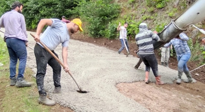 Yayla yollarına kendileri beton döktüler