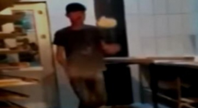 Fırında ekmek hamuruyla top oynayanlara büyük tepki!