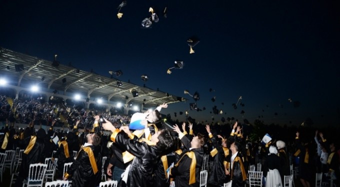 Fen-Edebiyat Fakültesi'nde mezuniyet sevinci