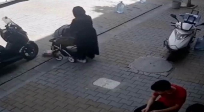 Kanınızı donduracak görüntü! Dikkatsiz anne bebeğinin üstüne bastı