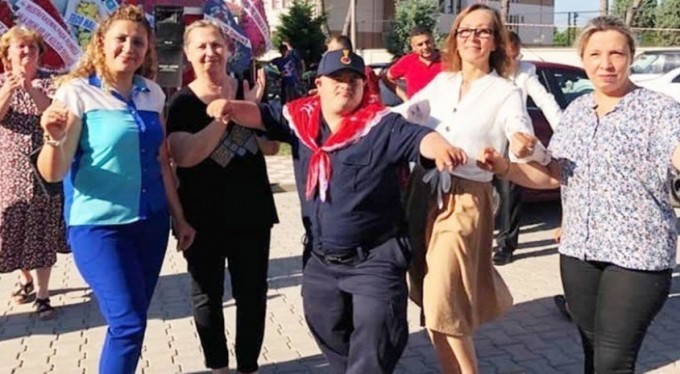 Bursa'da Down sendromlu genç çakı gibi asker oldu