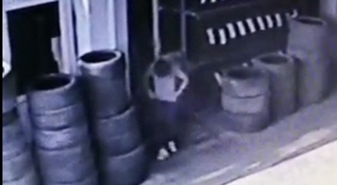 Bursa'da hırsız, lastikçinin bilgisayarını bakın nasıl çaldı!