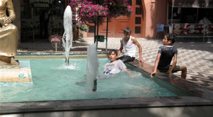 Sıcaktan bunalan çocukların tehlikeli süs havuzu keyfi