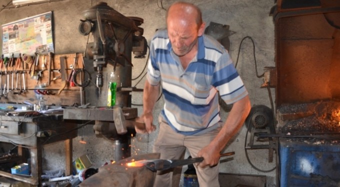 48 yıldır at arabası tamirciliği yapıyor