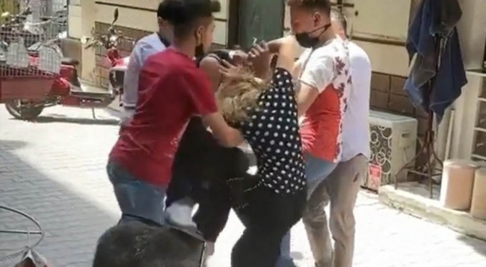 Bursa'da kavga eden genç kızları esnaflar zor ayırdı, o anlar kameraya yansıdı!