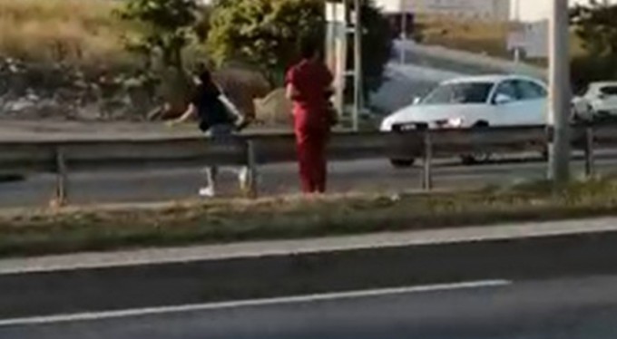 Üst geçidi kullanmayan hemşireye otomobilin çarpma anı kamerada