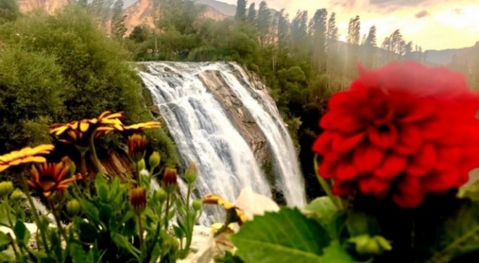 Tortum Şelalesi'ne ziyaretçi akını