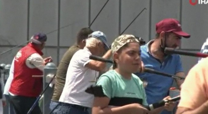 Kısıtlamasız ilk pazar günü Galata Köprüsü olta balıkçılarının akınına uğradı