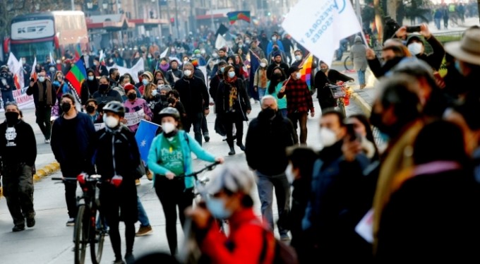 Şili'de yeni anayasa çalışmalarının ilk oturumunda protestolar patlak verdi