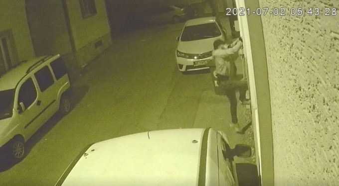 Açık kalan evin camından içeri böyle gird