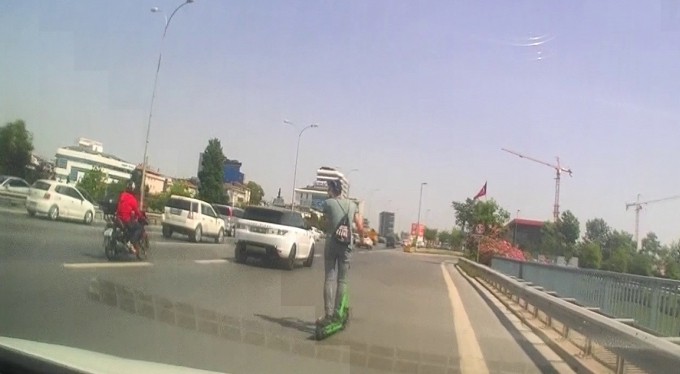 Tehlikeli scooter yolculuğu kameralara yansıdı