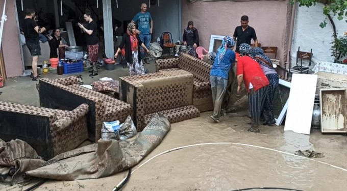 Bursa'da sel suları önüne kattığı her şeyi sürükledi