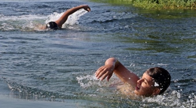 Denize evleri uzak kalan gençlerin tehlikeli kanal serinliği