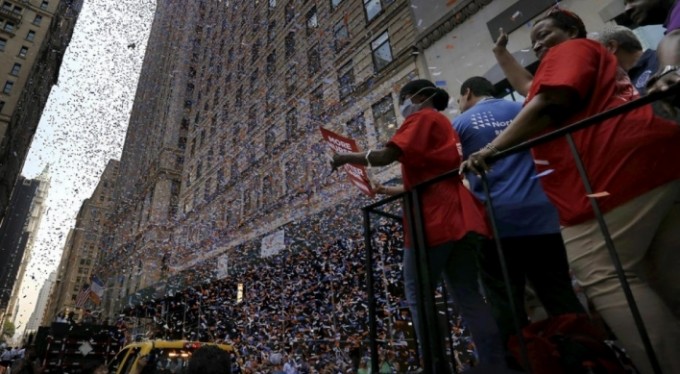 New York'ta salgın döneminin "kahramanlarından" geçit töreni