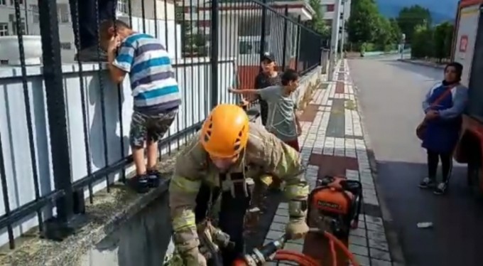 Bursa'da okulun korkuluklarına sıkışan çocuğu itfaiye böyle kurtardı