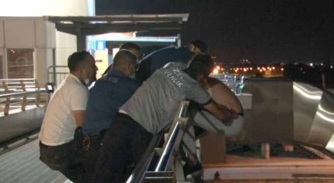 Üst geçitteki intihar girişimi trafiği kapattı!