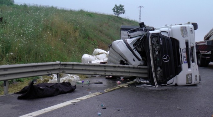 Kuzey Marmara Otoyolu'nda yem yüklü TIR devrildi: 2 ölü