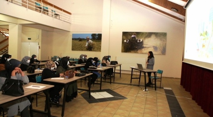 Çiftçi Evi'nde kadın derneklerine hijyen eğitimi