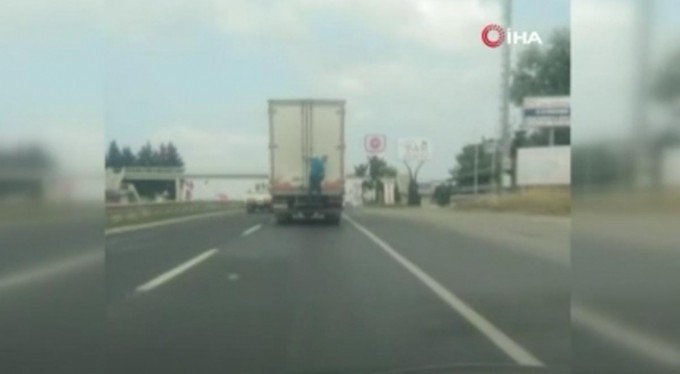 Kamyonun arkasındaki tehlikeli yolculuk