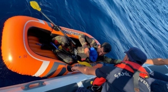 Lastik botta mahsur kalan göçmen kurtarıldı