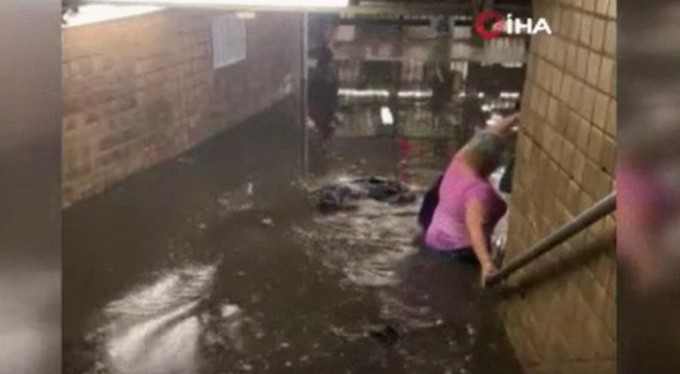New York'u sel vurdu, metro istasyonları su altında kaldı