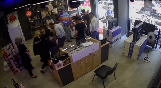 Bursa'da boğazına şeker kaçan çocuk ölmek üzereyken kuaförün müdahalesiyle hayata tutundu