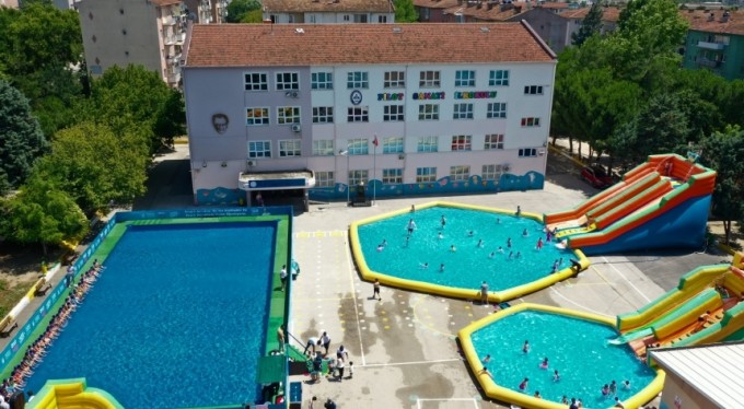 Tatil köyü değil, okul bahçesi