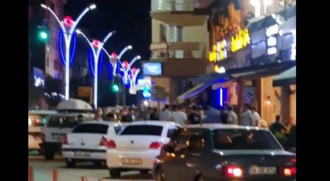 Kendisine bıçak çeken kişiyi kelepçeleyerek etkisiz hale getirdi