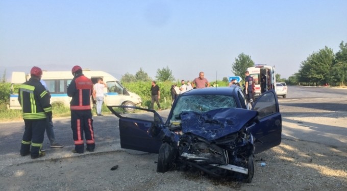 İşçi servisiyle otomobil çarpıştı: 2 ölü, 9 yaralı