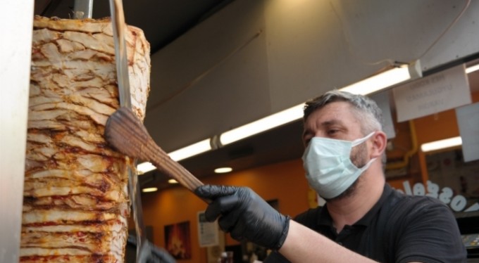 Ekmek parası için 'ateşle boğuşuyorlar'