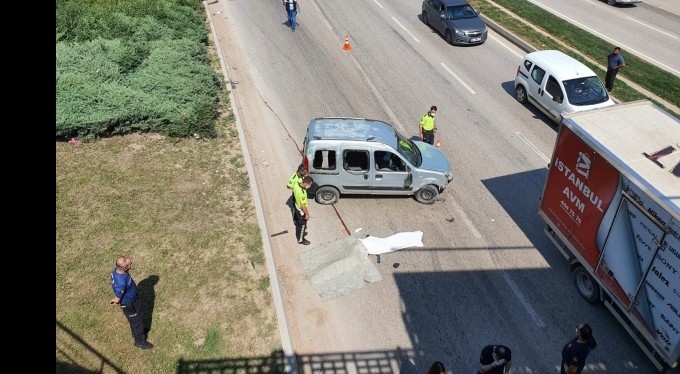 Kazada devrilen aracının altında can verdi