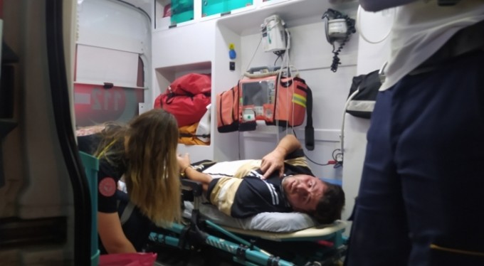 Kaçarken motosiklete çarptı, arabadan indiği sırada bacağından vuruldu